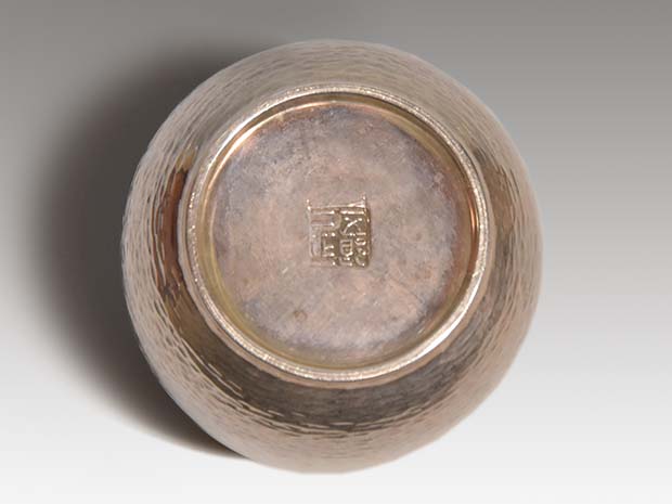 【金谷 五郎三郎 かなや ごろさぶろう】黄銅鎚目光琳風梅式 托子 金谷 五郎三郎 かなや ごろさぶろう】黄銅鎚目光琳風梅式 托子