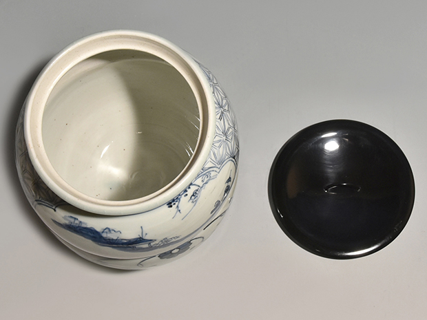 古伊万里染付山水人物に花蝶図瓢形水指 塗蓋付 江戸時代後期 | 古美術