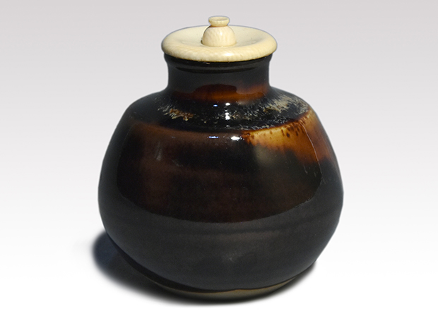 丸壷茶入　桶谷定一（作)　共箱　象牙蓋　仕服（扇面宝尽)