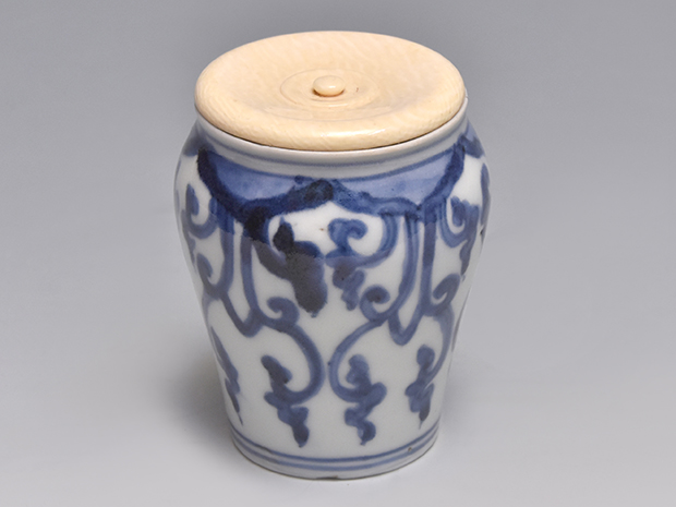 古伊万里（藍九谷様式）染付瓔珞文替茶器　象牙蓋付属　江戸時代中期頃　酒器にも