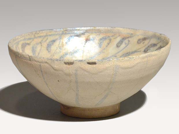 ペルシャ 波斯 白地 魚文 青釉 銀化 鉢 13世紀頃 桐箱 | 古美術ささき