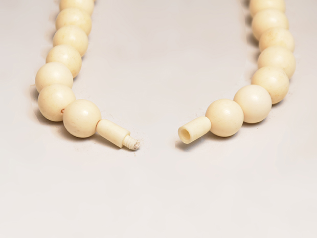 象牙 ネックレス 全長：90cm 径：12ミリ 74玉 | 古美術ささき