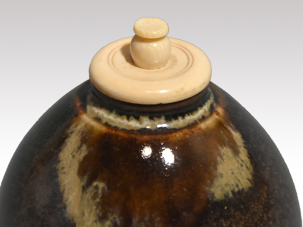 膳所焼 茄子茶入 陽炎園 岩崎新定(作)象牙蓋 仕覆 共箱 | 古美術ささき 膳所焼 茄子茶入 陽炎園 岩崎新定(作)象牙蓋 仕覆 共箱 | 古美術ささき